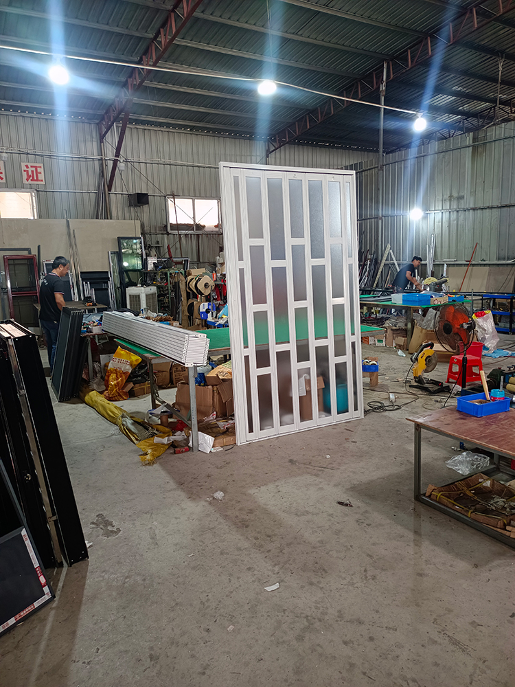 隔段铝合金百折门