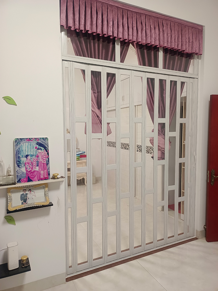 隔段铝合金百折门